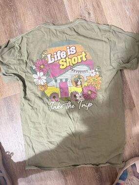 Life Is Short women' Graphic Tee - pale green - Buc-ee’s